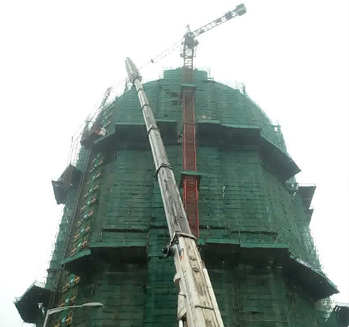 赤峰吊车在工地上作业